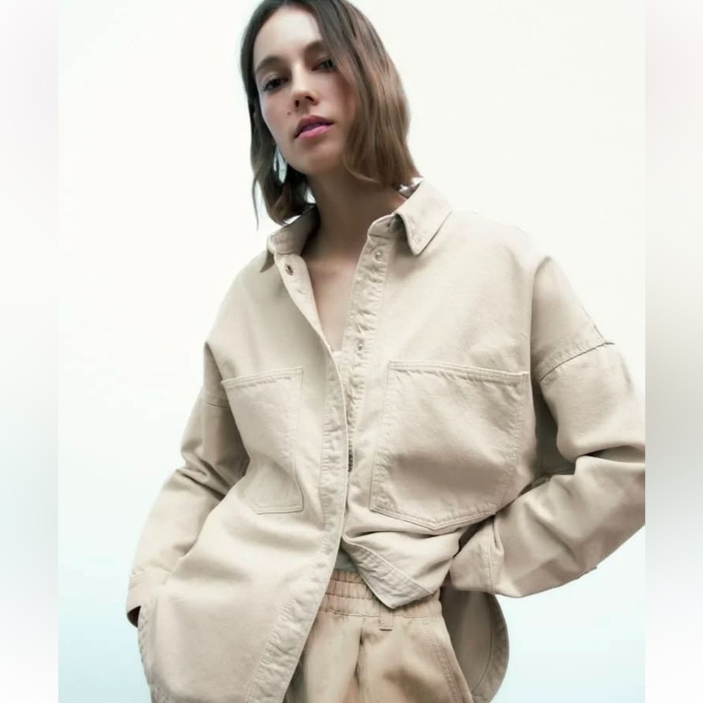 POCKET DENIM OVERSHIRT
Color: cream
